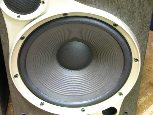 SANSUI S-700XR スピーカー Yahoo!オークション - レア 等身大の音楽を送り出す大口径