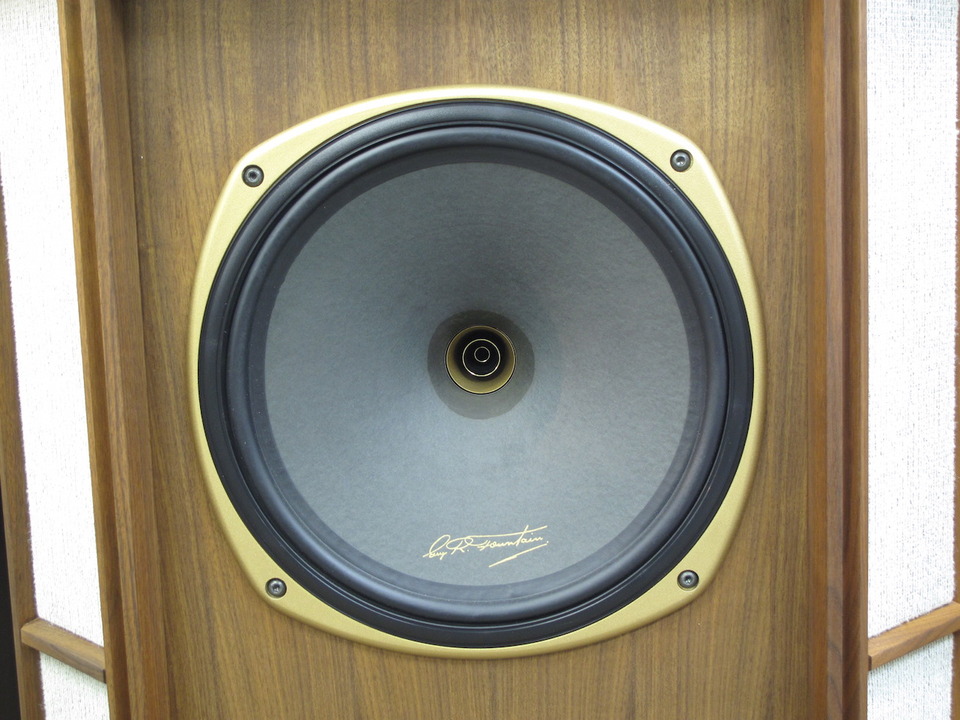 中国古美術/粉彩牡丹紋大盤/(底款:大清乾隆年製)