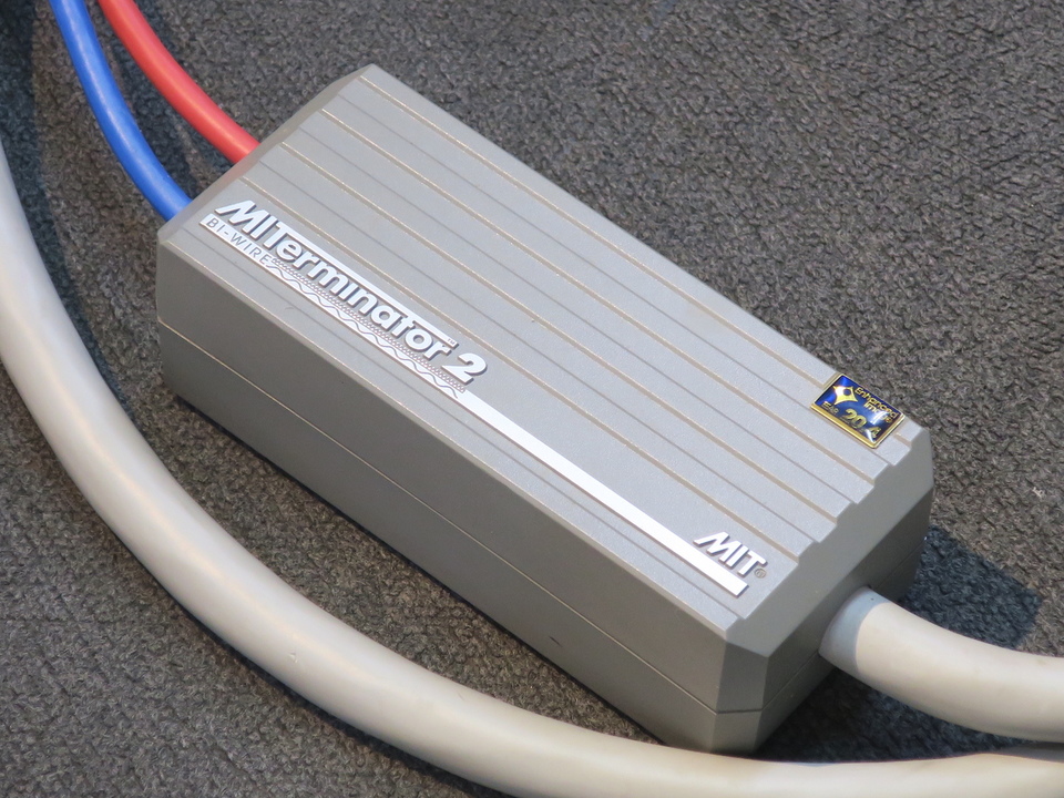 ▲MIT AVt 2 スピーカーケーブル 2本 ２,４ｍ　定価:105,900円 △MIT AVt 2 スピーカーケーブル 2本 2,4m 定価:105,900円