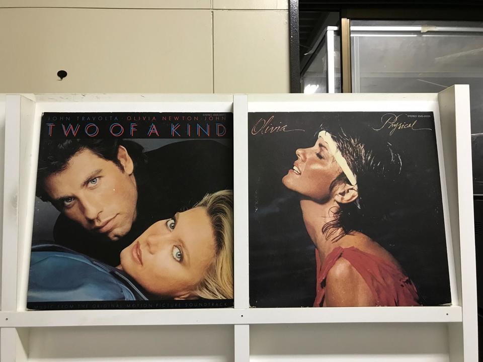 オリビア・ニュートン＝ジョン直筆サイン入り2Lサイズ写真…5