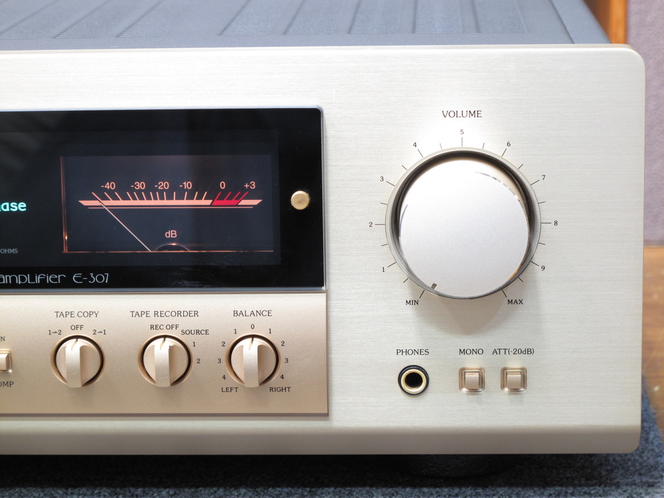 Accuphase E-307 本体　オプション　DAC-50 付 m Parallel push-pull output stage delivers 2 × 100 watts of